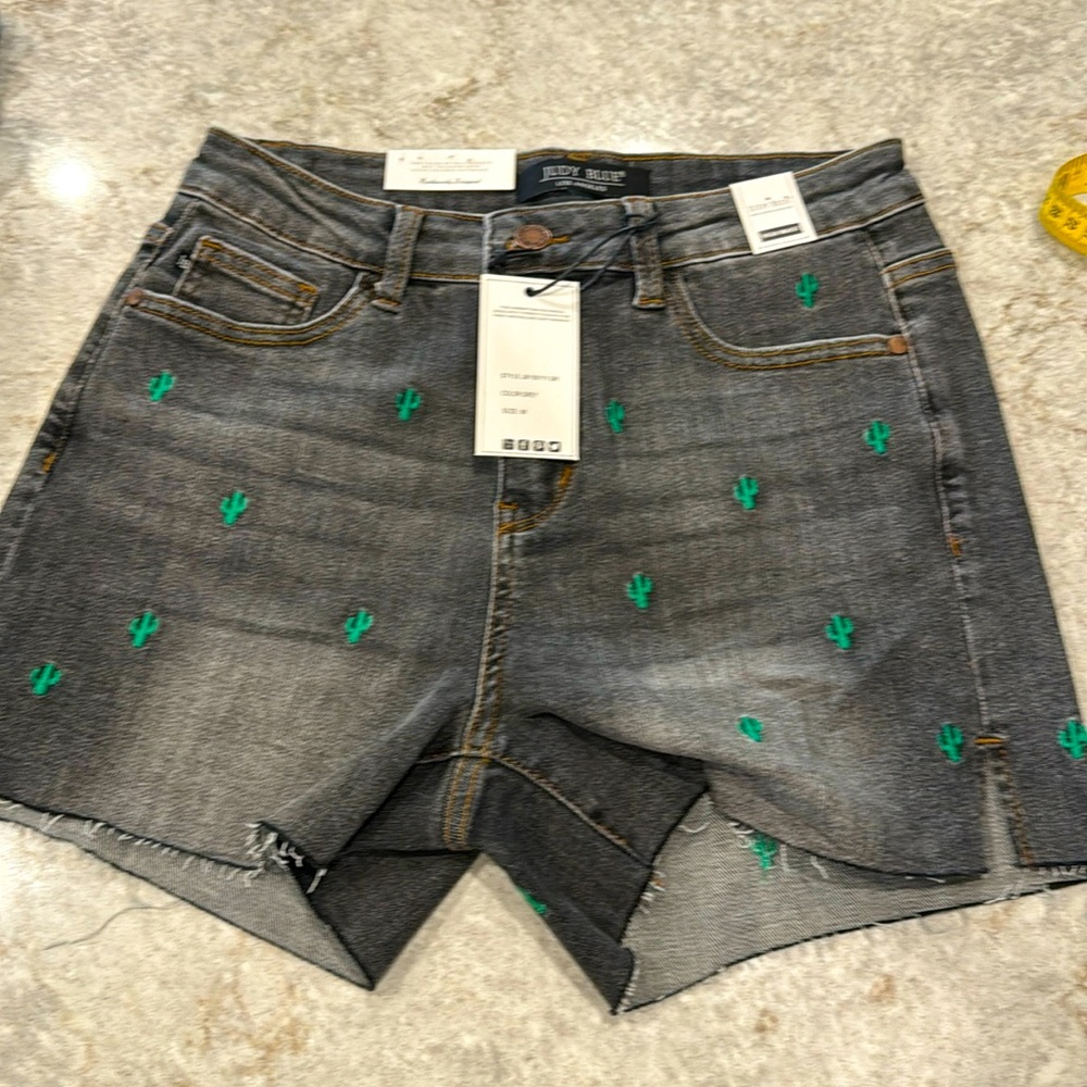 NWT Judy Blue shorts -sz medium